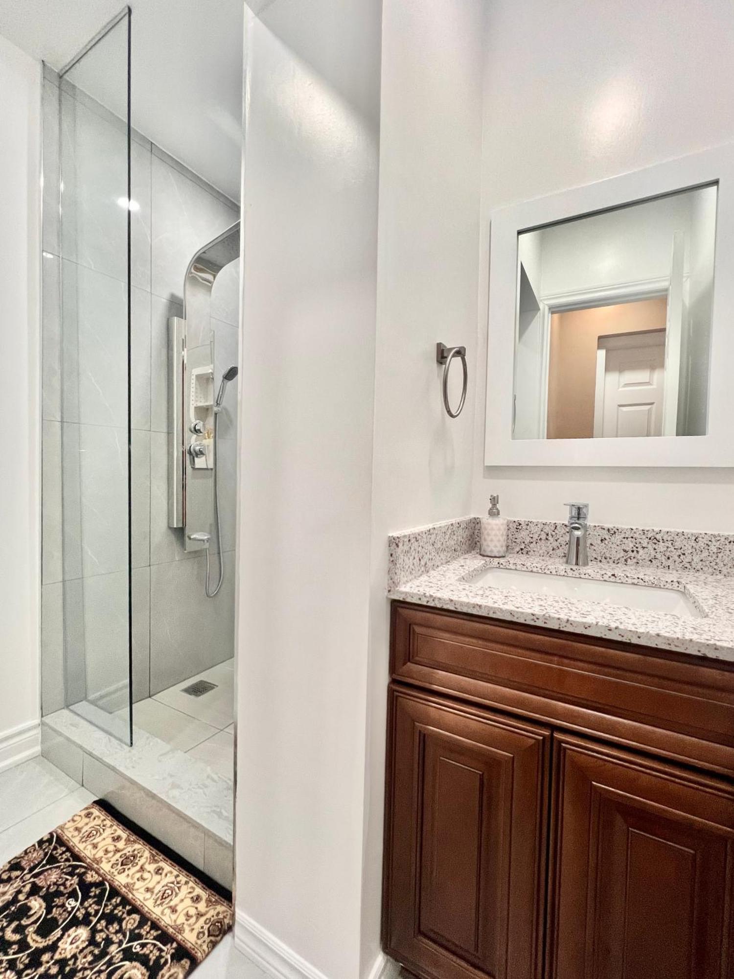 Upgraded Rooms With Bath 7-Min To Subway Near Downsview Rogers Stadium Toronto Exterior photo